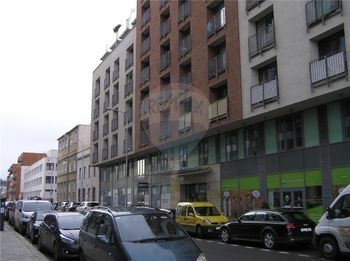 pohled na dům - Pronájem bytu atypický v osobním vlastnictví 168 m², Praha 7 - Holešovice 