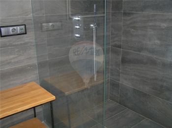 sprchový kout - Pronájem bytu atypický v osobním vlastnictví 168 m², Praha 7 - Holešovice