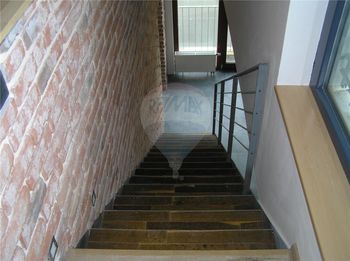 schodiště 2. podlaží - Pronájem bytu atypický v osobním vlastnictví 168 m², Praha 7 - Holešovice