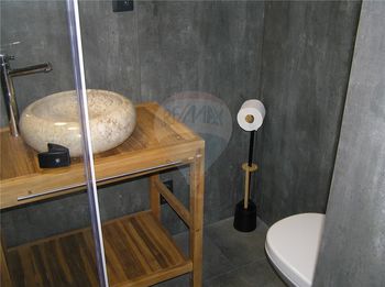 koupelna s wc 2. podlaží - Pronájem bytu atypický v osobním vlastnictví 168 m², Praha 7 - Holešovice