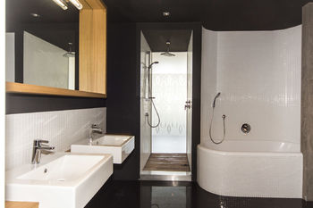 Koupelna 2 - Pronájem bytu 3+kk v osobním vlastnictví 108 m², Praha 10 - Vršovice