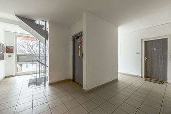 Chodba panelového domu s výtahem - Prodej bytu 2+kk v osobním vlastnictví 42 m², Praha 4 - Modřany
