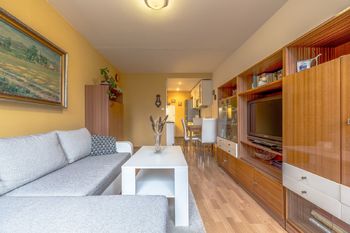 Obývací pokoj + Kuchyňský kout - Prodej bytu 2+kk v osobním vlastnictví 42 m², Praha 4 - Modřany