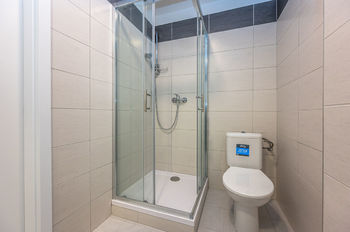 Koupelna - Pronájem bytu 1+kk v osobním vlastnictví 28 m², Praha 10 - Michle