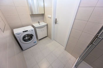 koupelna - pohled od wc - Pronájem bytu 1+kk v osobním vlastnictví 28 m², Praha 10 - Michle