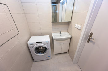 koupelna - Pronájem bytu 1+kk v osobním vlastnictví 28 m², Praha 10 - Michle