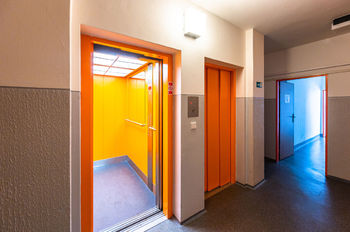 výtah - Pronájem bytu 1+kk v osobním vlastnictví 28 m², Praha 10 - Michle