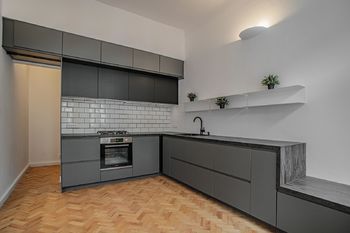 Kuchyňská linka se vstupem do komory - Pronájem bytu 3+1 v osobním vlastnictví 91 m², Praha 7 - Bubeneč 