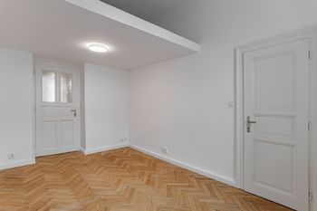 Pokoj/ložnice s vestavěným patrem a koupelnou - Pronájem bytu 3+1 v osobním vlastnictví 91 m², Praha 7 - Bubeneč