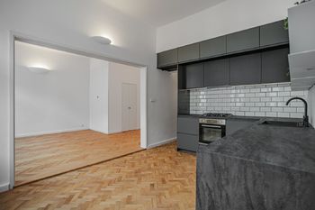 Pohled z kuchyně do obývacího pokoje se zabudovanou šatnou - Pronájem bytu 3+1 v osobním vlastnictví 91 m², Praha 7 - Bubeneč