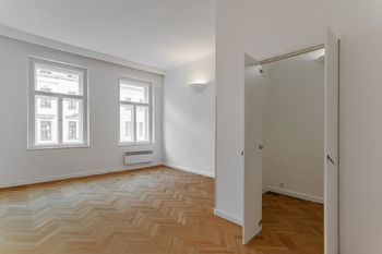 Obývací pokoj s praktickou šatnou - Pronájem bytu 3+1 v osobním vlastnictví 91 m², Praha 7 - Bubeneč