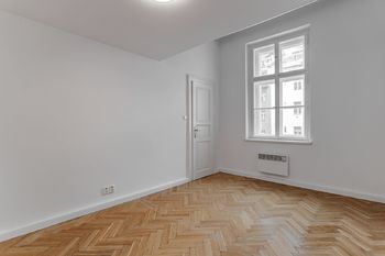 Pokoj/ložnice s vestavěným patrem a koupelnou - Pronájem bytu 3+1 v osobním vlastnictví 91 m², Praha 7 - Bubeneč