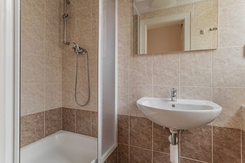 Koupelna se sprchou a umyvadlem - Pronájem bytu 3+1 v osobním vlastnictví 91 m², Praha 7 - Bubeneč