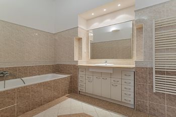 Prostorná koupelna s vanou a umyvadlem - Pronájem bytu 3+1 v osobním vlastnictví 91 m², Praha 7 - Bubeneč