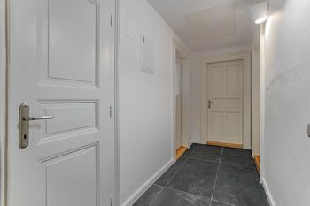 Vstupní chodba bytu se vstupem na samostatnou toaletu - Pronájem bytu 3+1 v osobním vlastnictví 91 m², Praha 7 - Bubeneč