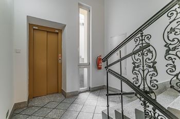 Interiér domu s výtahem - Pronájem bytu 3+1 v osobním vlastnictví 91 m², Praha 7 - Bubeneč