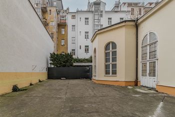 Dvůr ve vnitrobloku s možností parkování  - Pronájem bytu 3+1 v osobním vlastnictví 91 m², Praha 7 - Bubeneč