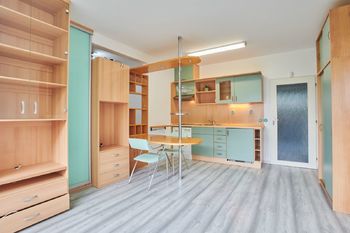 obývací pokoj + kk - Prodej bytu 1+kk v osobním vlastnictví 30 m², Praha 4 - Kunratice 