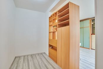 oddělený prostor - Prodej bytu 1+kk v osobním vlastnictví 30 m², Praha 4 - Kunratice