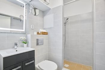 koupelna + toaleta - Prodej bytu 1+kk v osobním vlastnictví 30 m², Praha 4 - Kunratice
