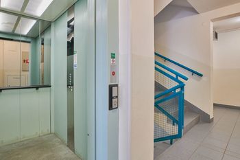 výtah - Prodej bytu 1+kk v osobním vlastnictví 30 m², Praha 4 - Kunratice