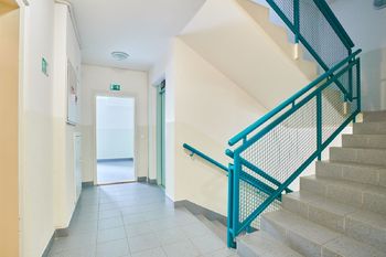 přízemí, výtah - Prodej bytu 1+kk v osobním vlastnictví 30 m², Praha 4 - Kunratice
