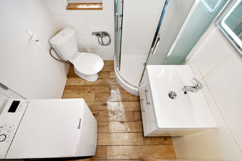koupelna s toaletou - Prodej chaty / chalupy 31 m², Praha 4 - Komořany
