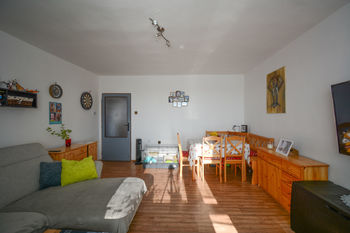 obývací pokoj - Prodej bytu 3+1 v osobním vlastnictví 70 m², Opatovice nad Labem