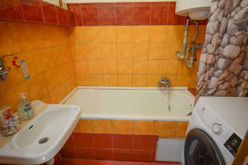 koupelna - Prodej bytu 3+1 v osobním vlastnictví 70 m², Opatovice nad Labem