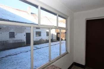 pohled z verandy do uzavřeného dvora - Prodej domu 470 m², Telč