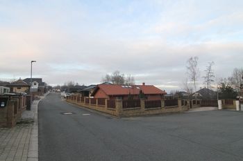 Pohled z ulice Slunná - Prodej pozemku 1047 m², Jenišov