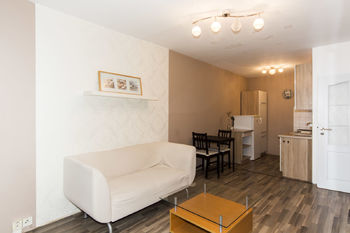 obývák s kuchyní - Pronájem bytu 2+kk v družstevním vlastnictví 38 m², Praha 10 - Strašnice 