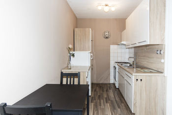 kuchyně - Pronájem bytu 2+kk v družstevním vlastnictví 38 m², Praha 10 - Strašnice