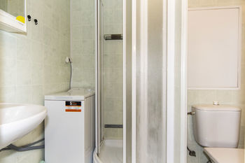 koupelna s WC - Pronájem bytu 2+kk v družstevním vlastnictví 38 m², Praha 10 - Strašnice