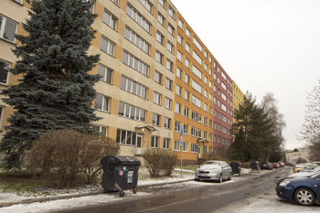 pohled na dům z ulice - Pronájem bytu 2+kk v družstevním vlastnictví 38 m², Praha 10 - Strašnice