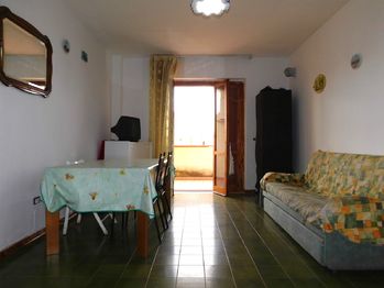 obývací pokoj s pohledem na terasu - Prodej bytu 3+1 v osobním vlastnictví 48 m², San Nicola Arcella
