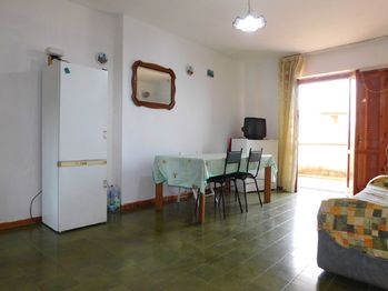 obývací pokoj s pohledem na terasu 2 - Prodej bytu 3+1 v osobním vlastnictví 48 m², San Nicola Arcella