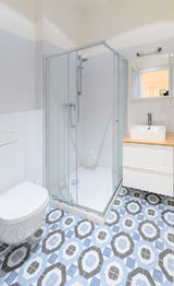 Praktická koupelna se sprchovým koutem - Prodej obchodních prostor 60 m², Praha 5 - Jinonice