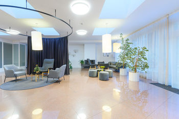 Jedna z relaxačních zón ve společných prostorách komplexu - Prodej obchodních prostor 60 m², Praha 5 - Jinonice