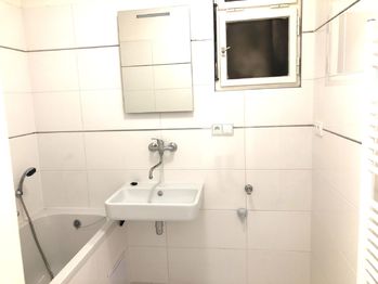 Koupelna - Pronájem bytu 1+1 v osobním vlastnictví 42 m², Praha 8 - Libeň