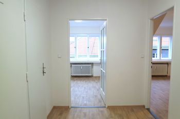 Předsíň - Pronájem bytu 1+1 v osobním vlastnictví 42 m², Praha 8 - Libeň