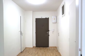 Předsíň - Pronájem bytu 1+1 v osobním vlastnictví 42 m², Praha 8 - Libeň