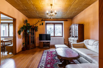 obývací pokoj 1.NP - Prodej domu 130 m², Praha 5 - Holyně