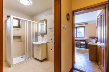 koupelna se sprchovým koutem 1.NP - Prodej domu 130 m², Praha 5 - Holyně