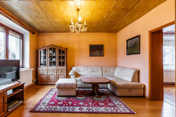 obývací pokoj 1. NP - Prodej domu 130 m², Praha 5 - Holyně