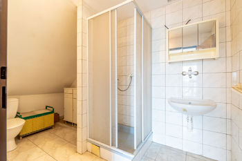 koupelna 2.NP - Prodej domu 130 m², Praha 5 - Holyně