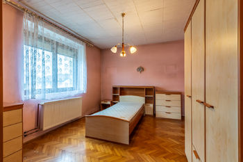 ložnice 1. NP - Prodej domu 130 m², Praha 5 - Holyně