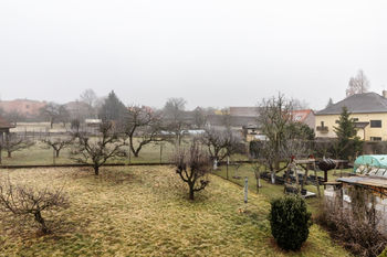 pohled na zahradu - Prodej domu 130 m², Praha 5 - Holyně