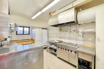 kuchyň - Prodej hotelu 320 m², Dolní Bousov