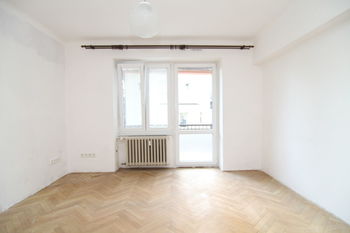 Pokoj s balkonem - Prodej bytu 2+1 v osobním vlastnictví 63 m², Karlovy Vary